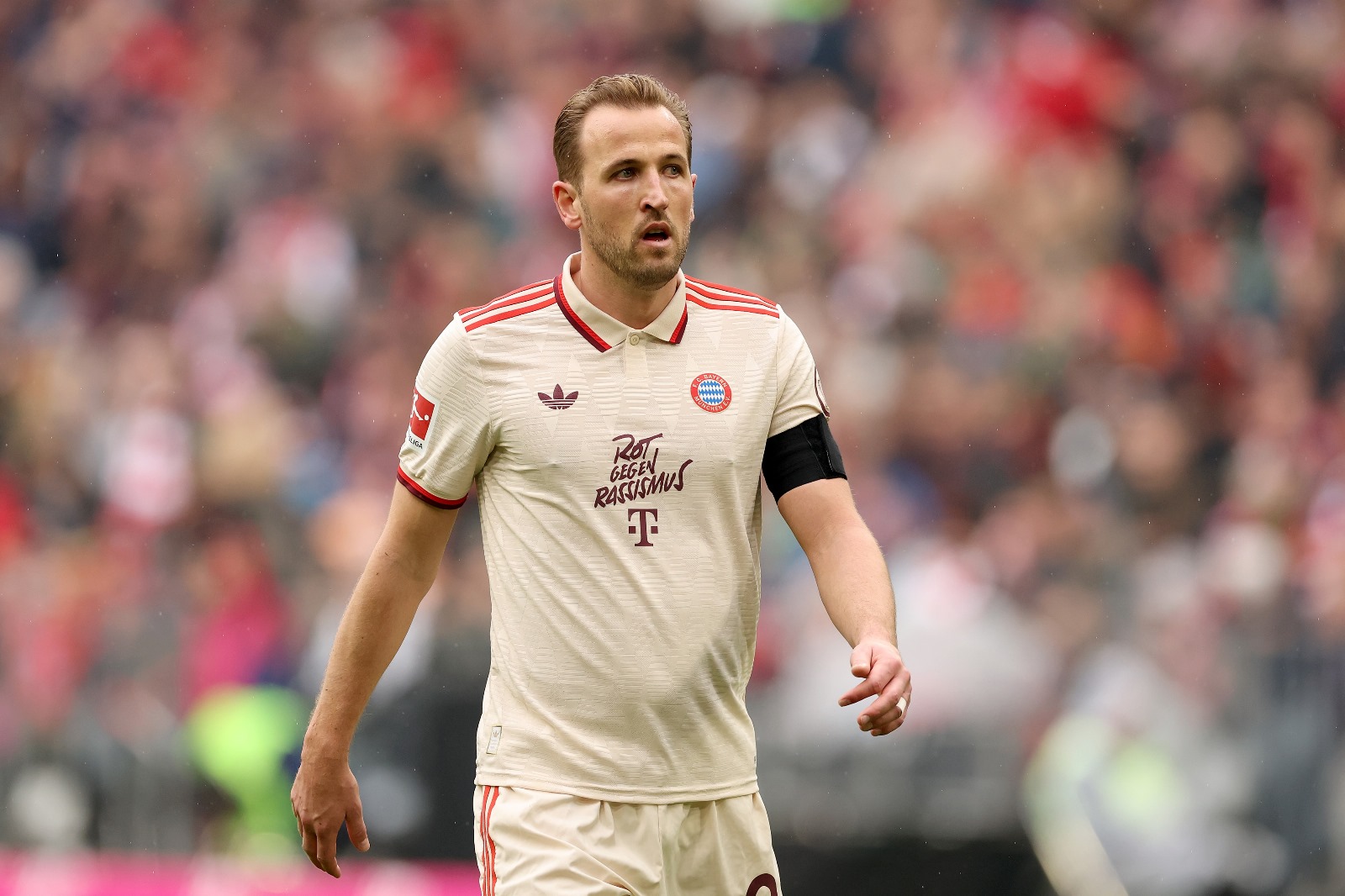 Harry Kane walks during Bundesliga game.