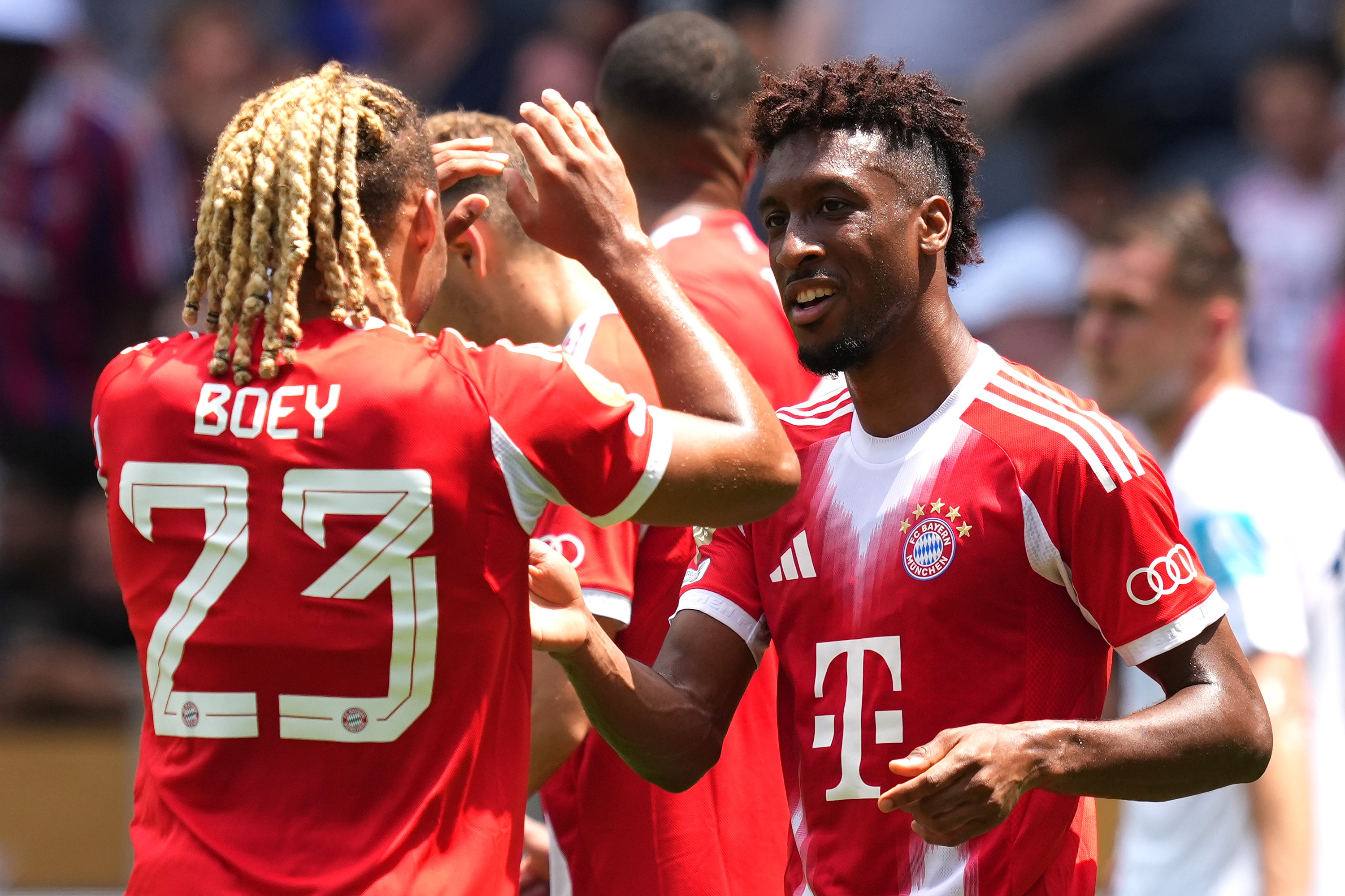 Kingsley Coman high fives Sacha Boey during Bayern game.