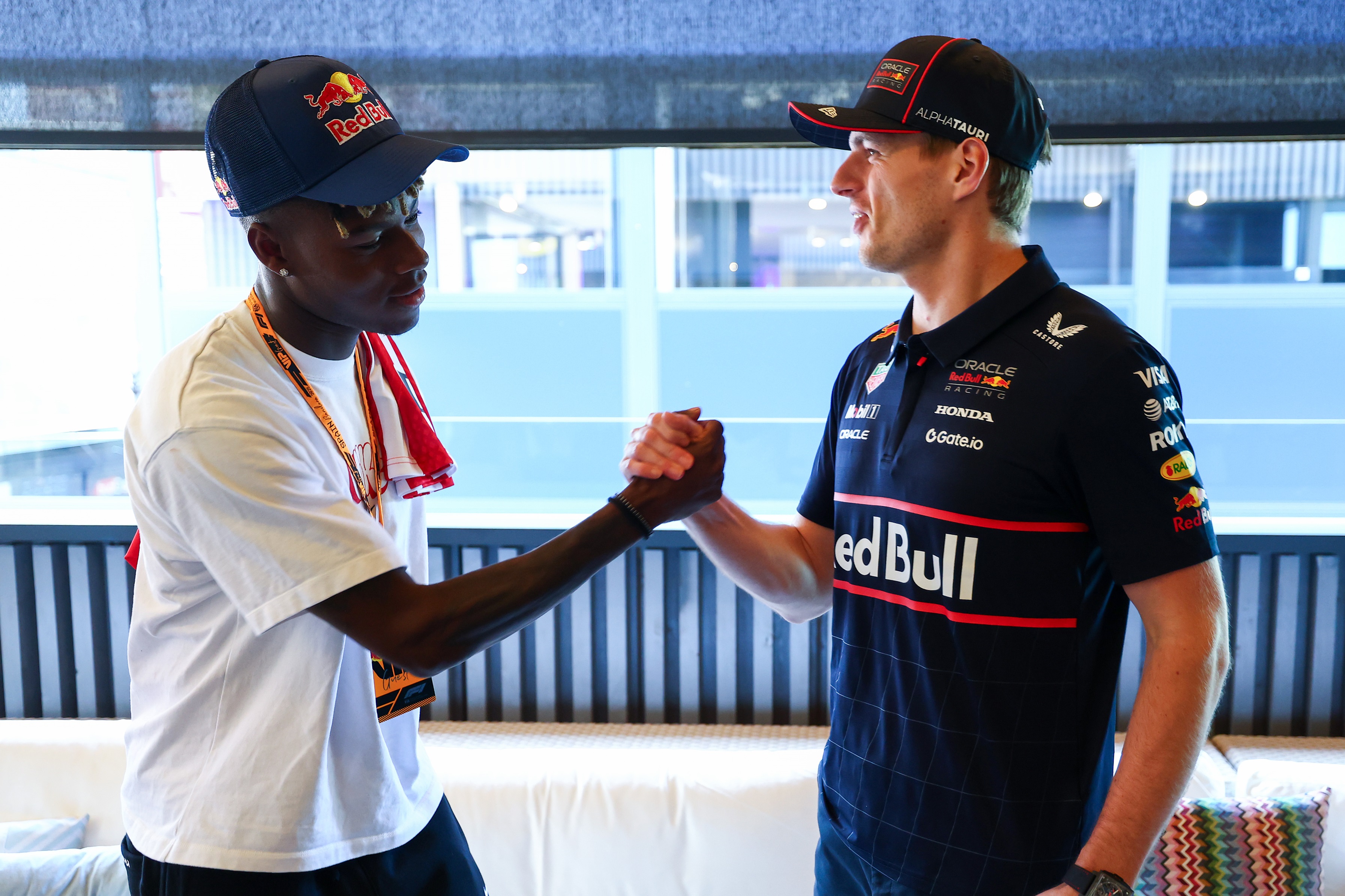 Nico Williams shakes hands with F1 driver Max Verstappen.
