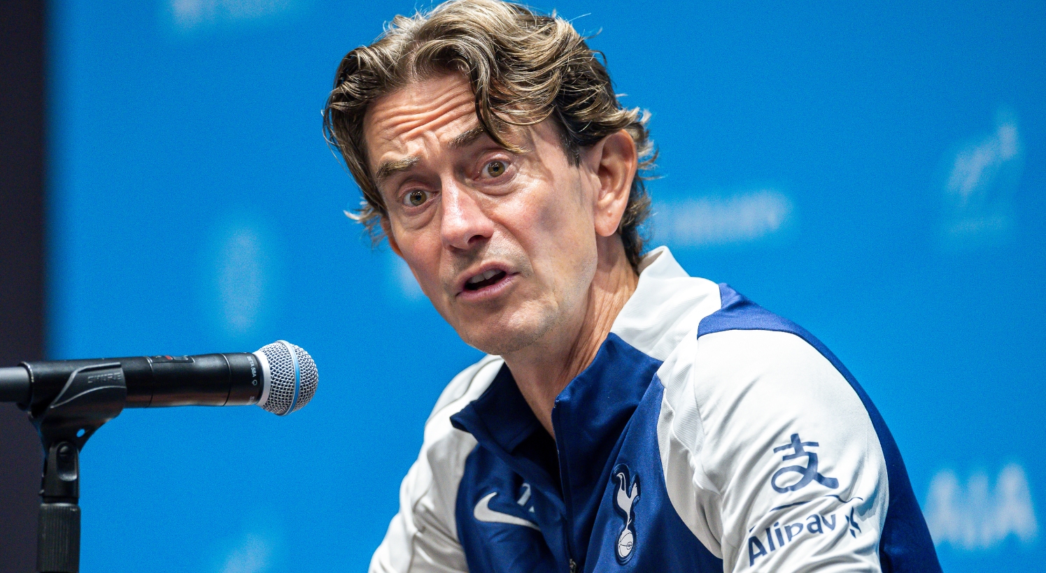 Thomas Frank meeting the reporters