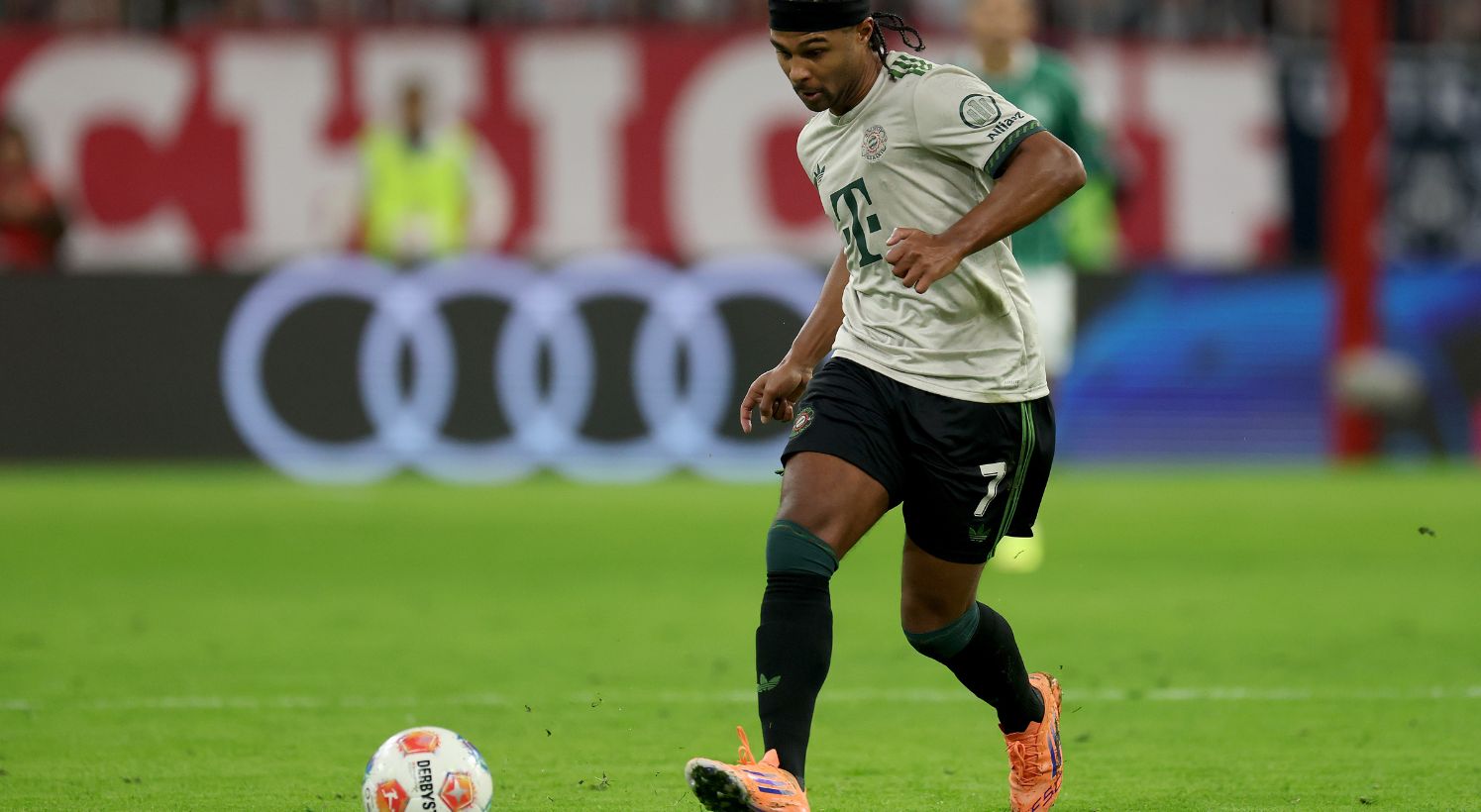 Serge Gnabry in action against Werder Bremen