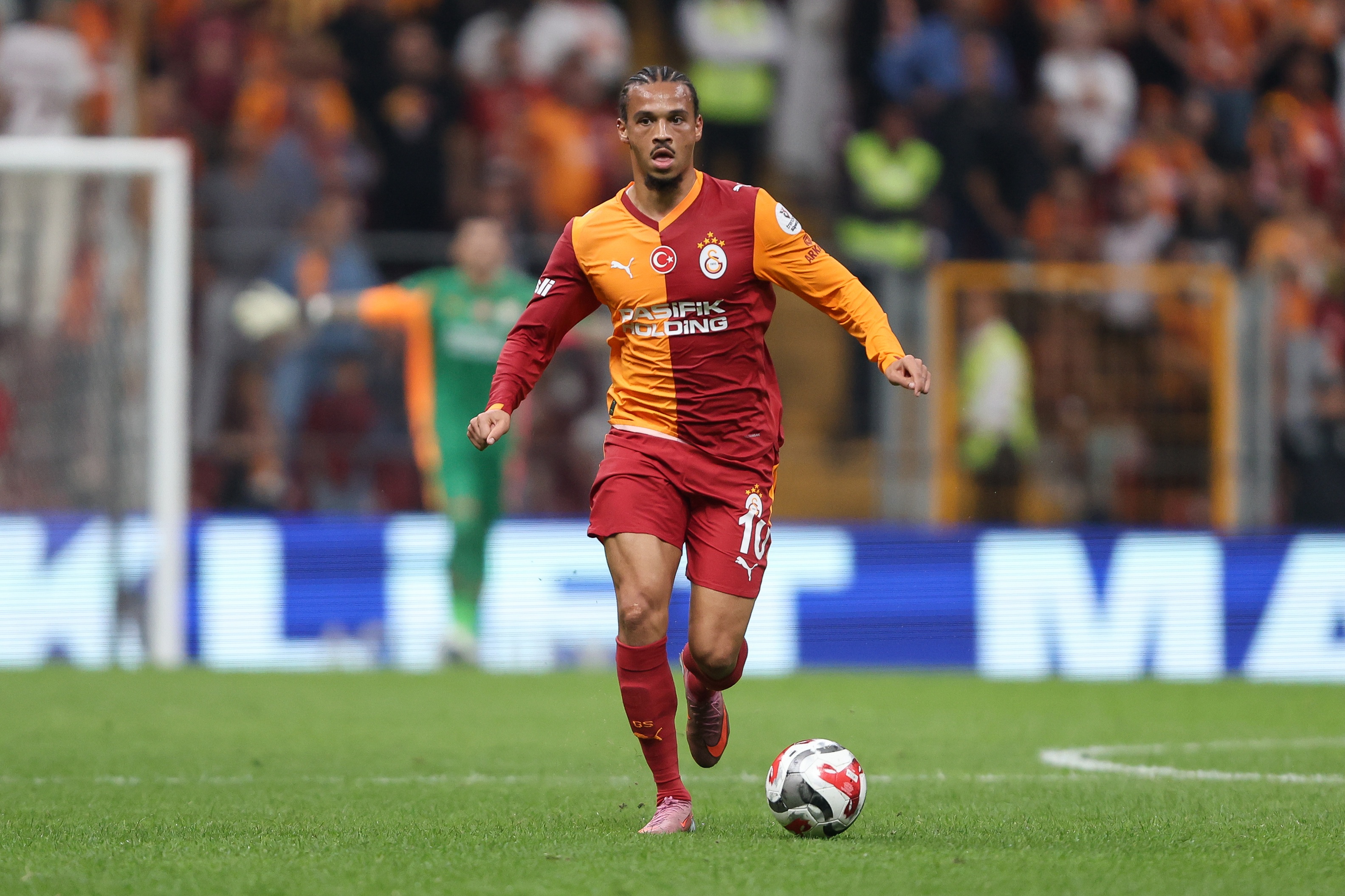Leroy Sane dribbles with the ball during Galatasaray game.