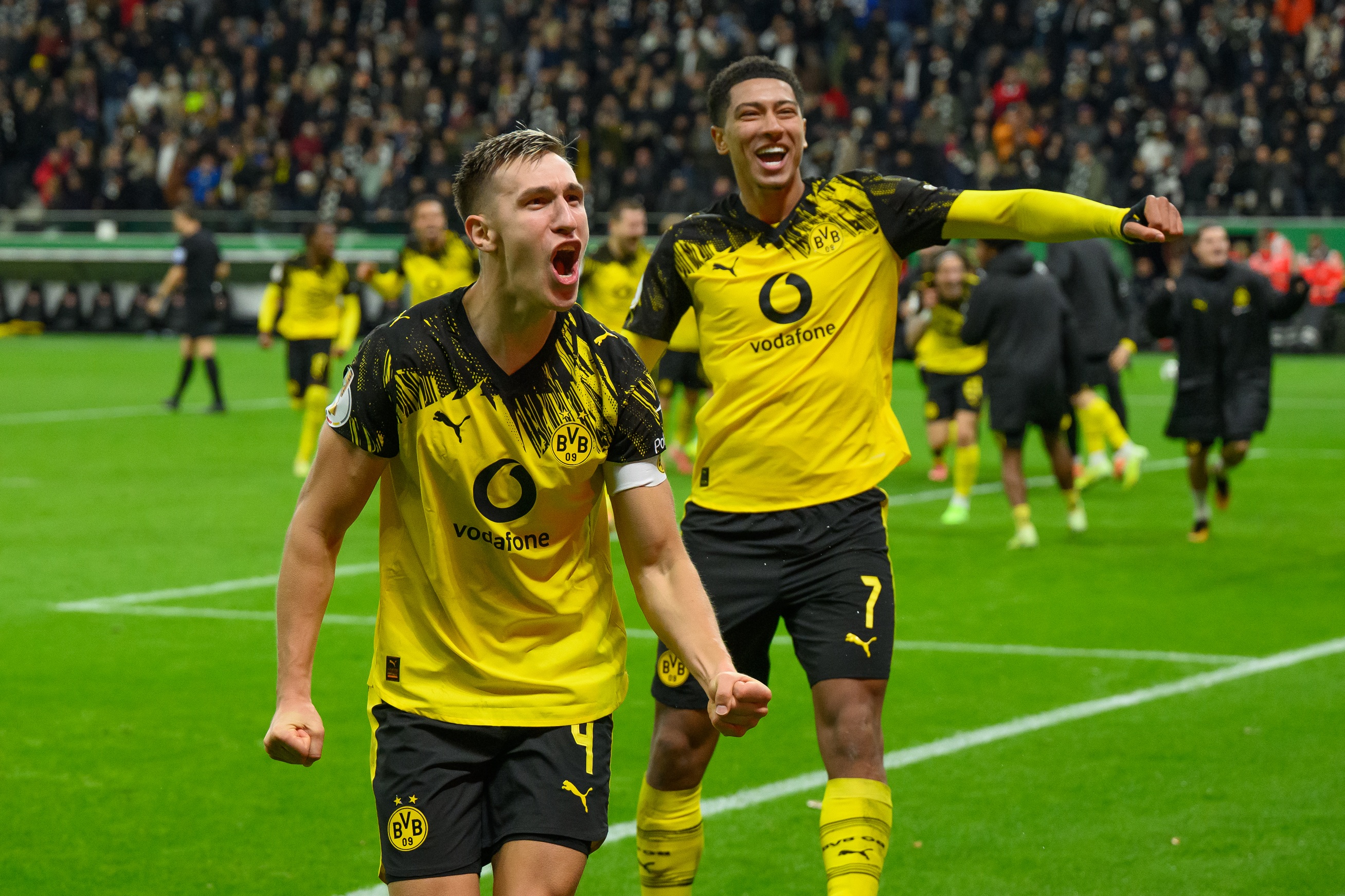 Nico Schlotterbeck screams at Dortmund fans in celebration.