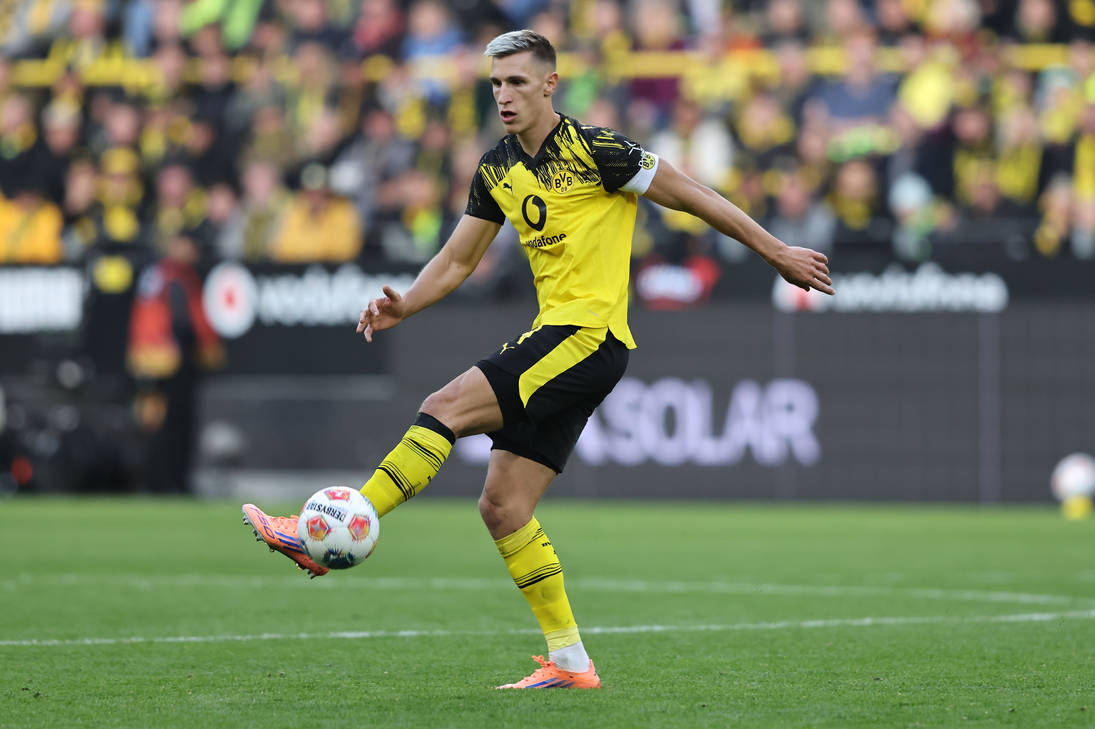 Nico Schlotterbeck controls the ball with the outside of his boot.