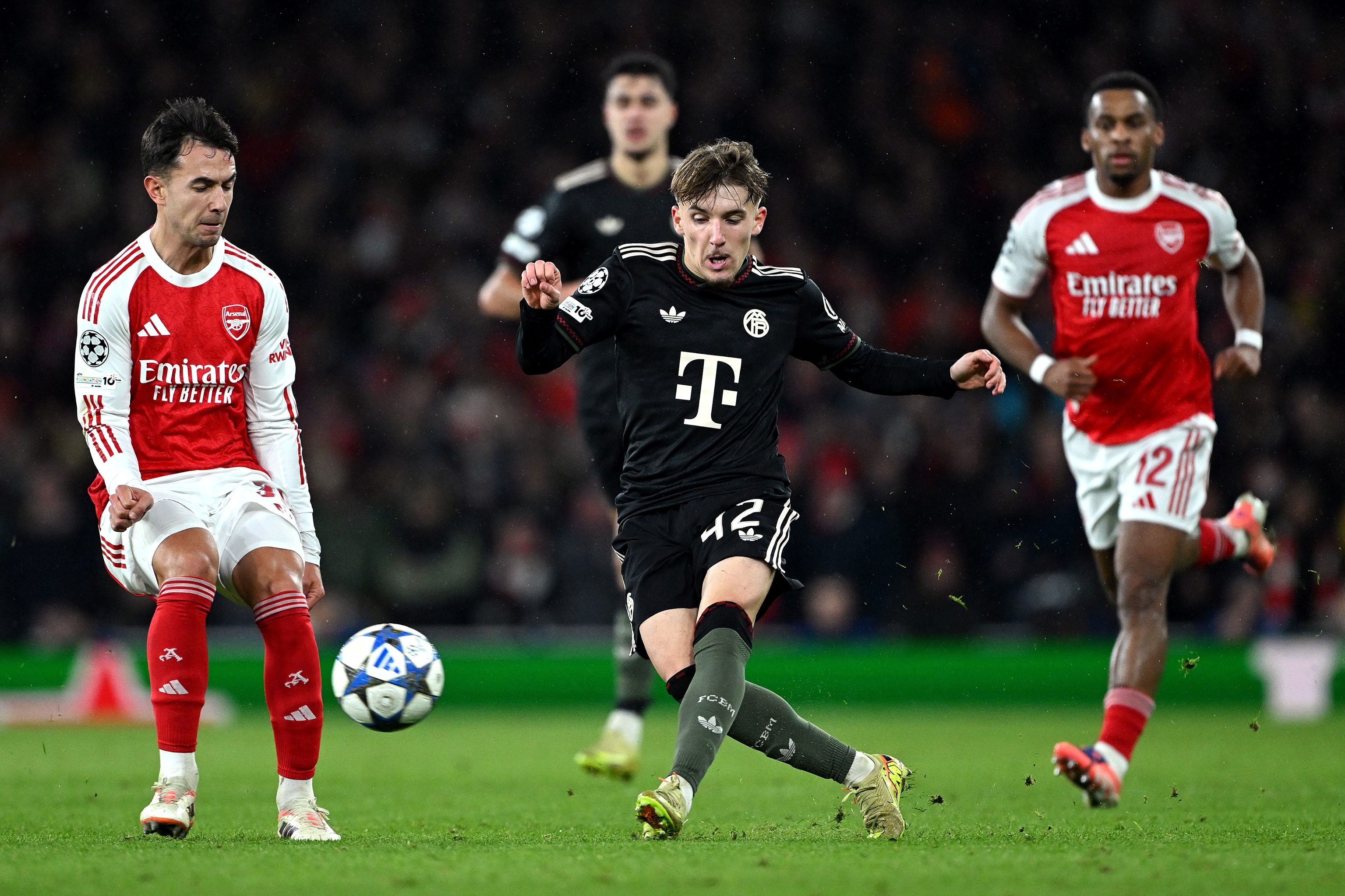 Lennart Karl shoots the ball during Arsenal vs Bayern.