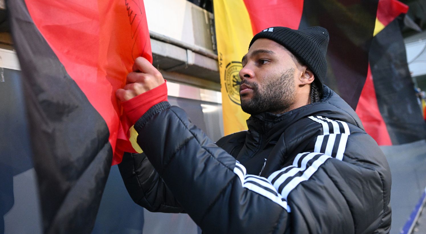 Serge Gnabry signing autographs