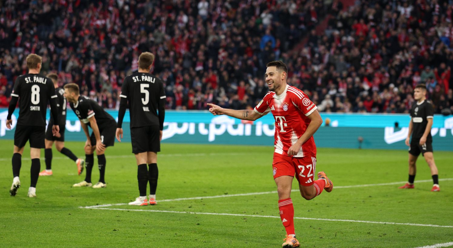 Raphaël Guerreiro celebrates his goal
