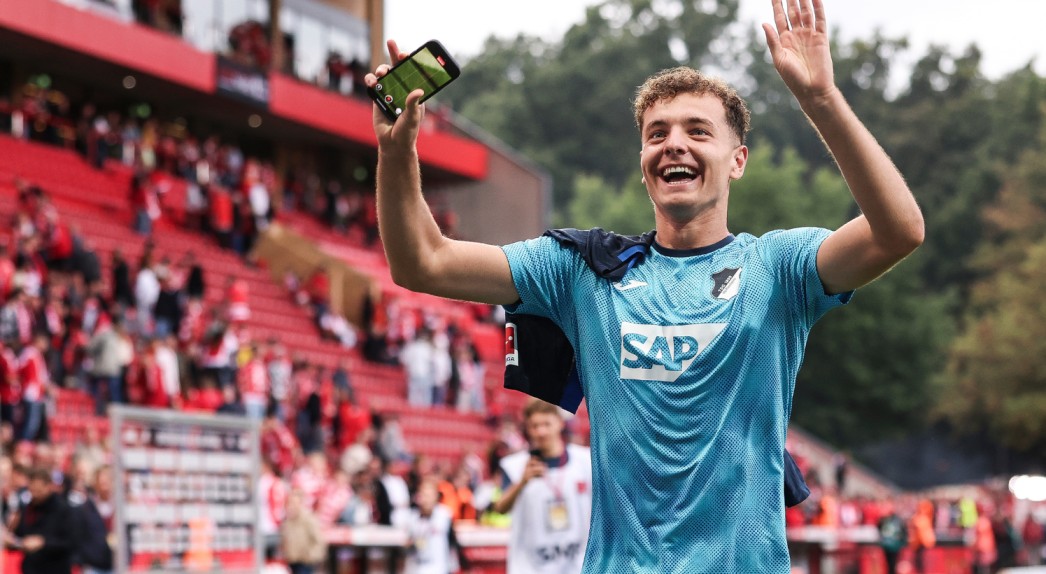 Fisnik Asllani shows appreciation ton the fans 