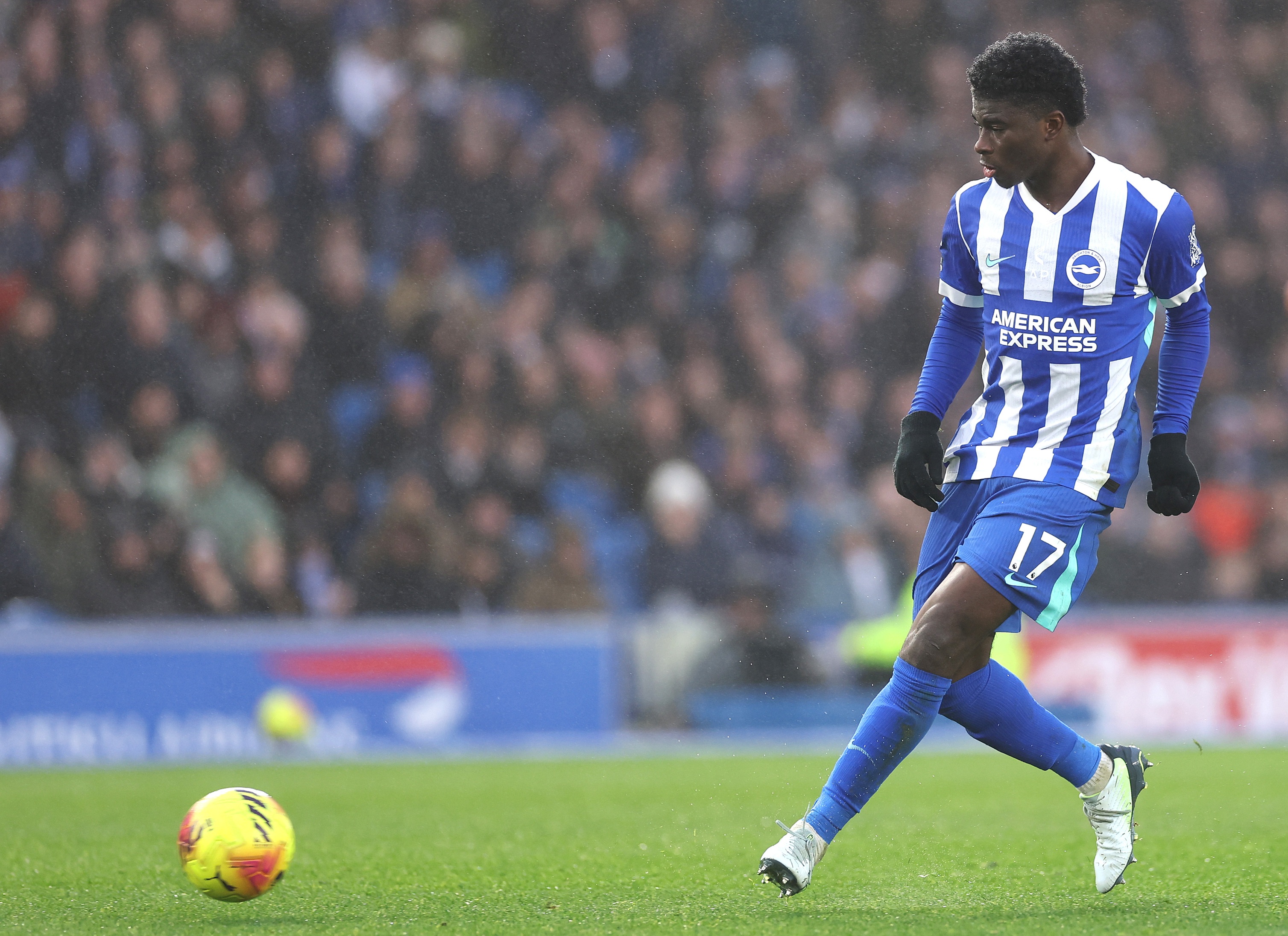 Carlos Baleba plays a pass during Brighton game.