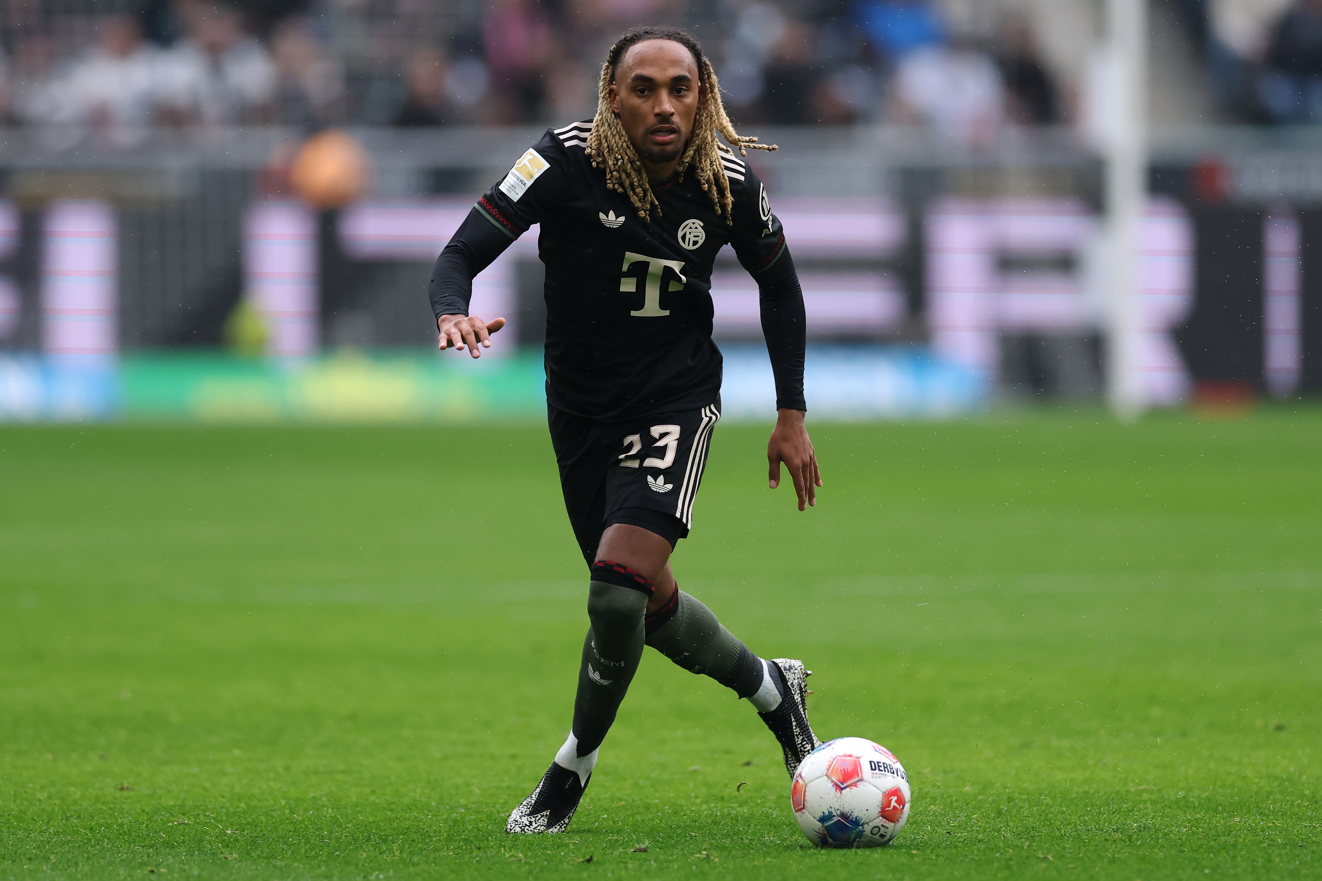 Sacha Boey dribbles during Bayern game.