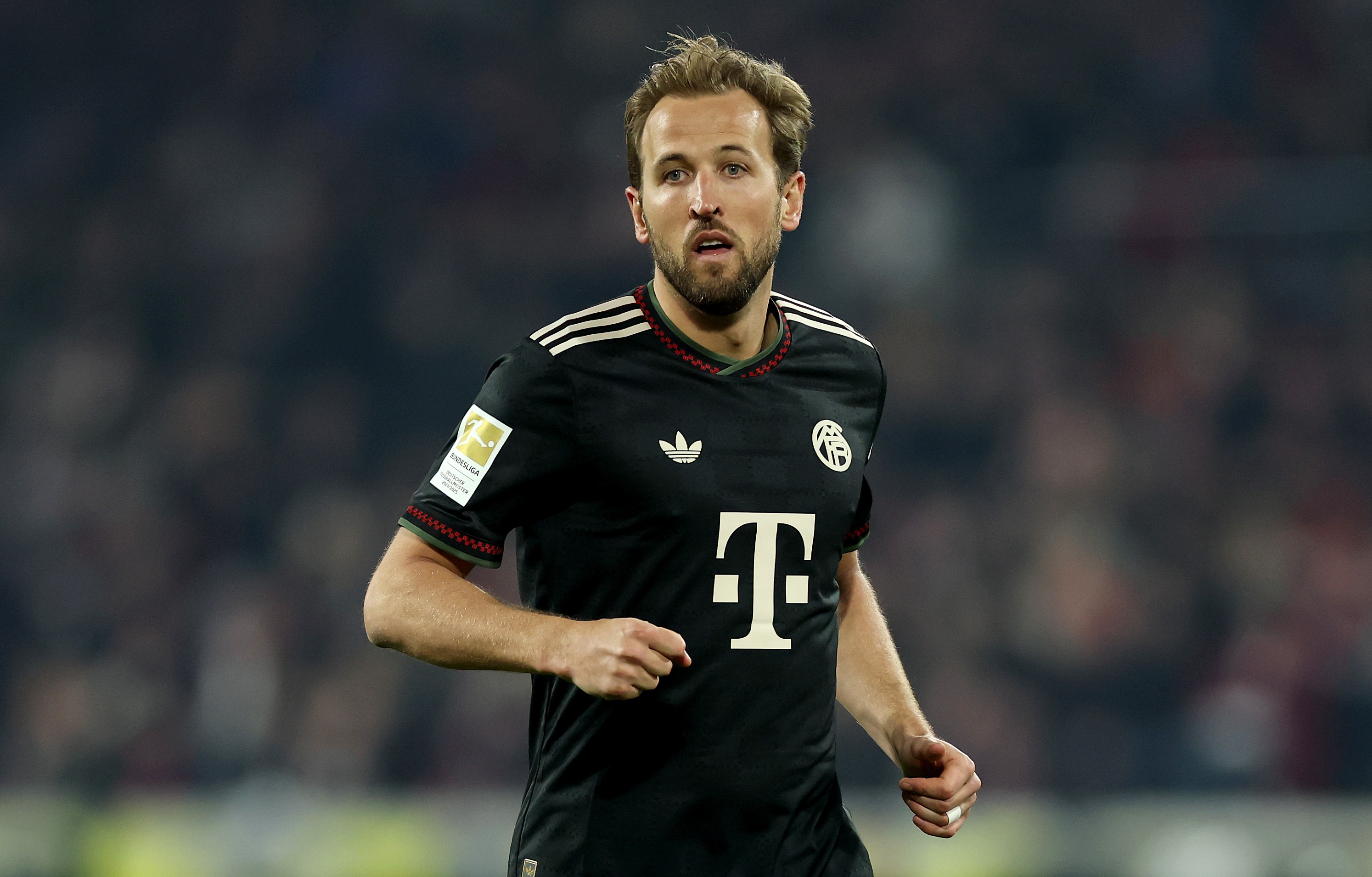 Harry Kane runs on the pitch during Bayern game.