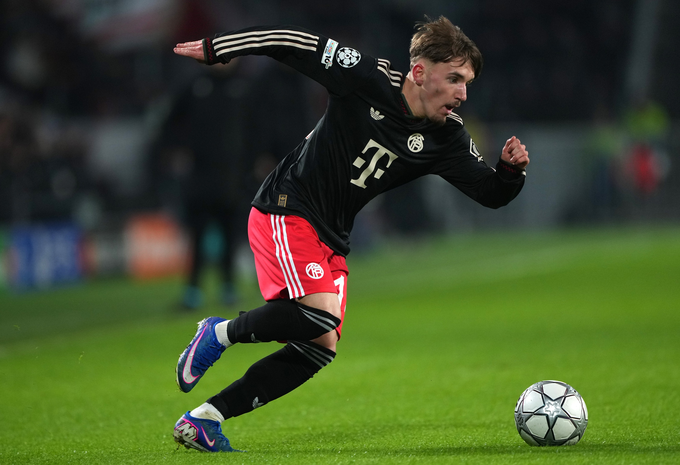 Lennart Karl runs with the ball during Bayern Munich game.