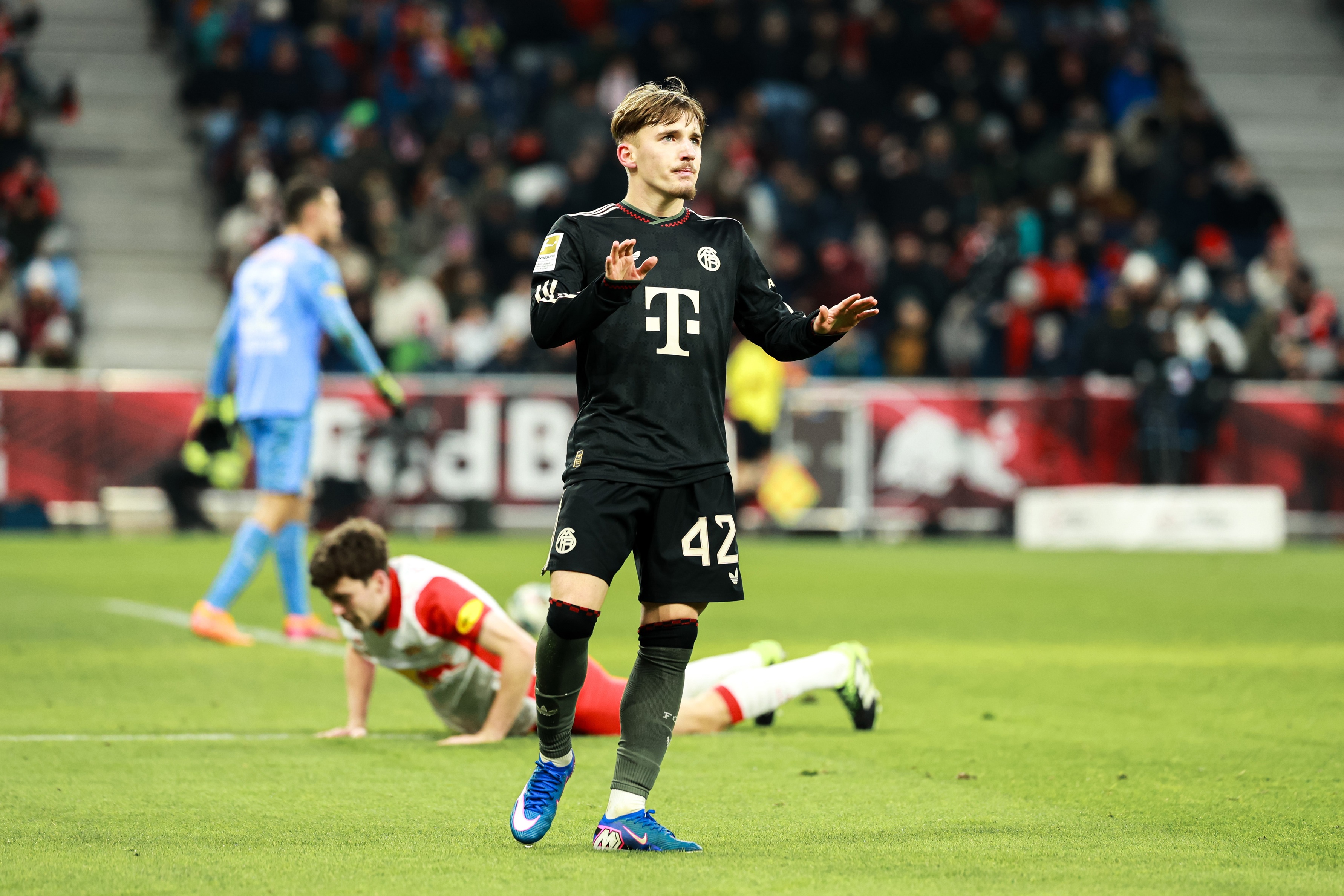 Lennart Karl holds up his hands.