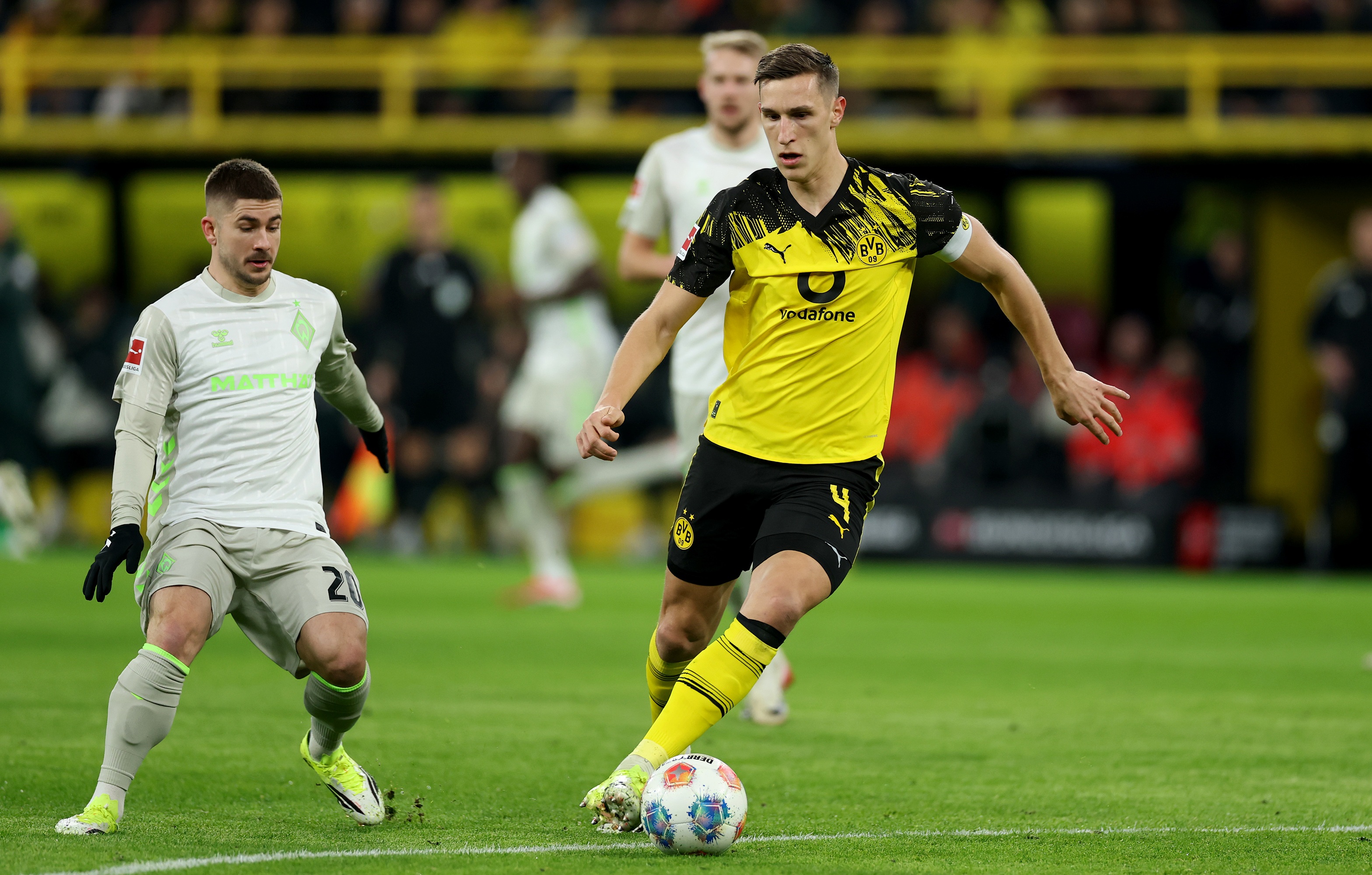 Nico Schlotterbeck dribbles with the ball.