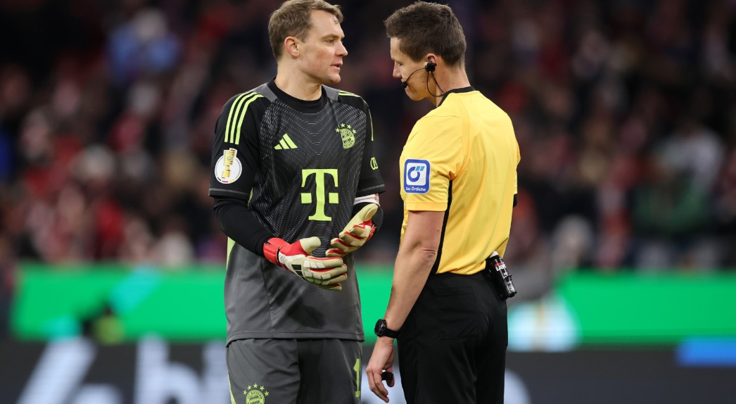 Manuel Neuer discusses with referee 