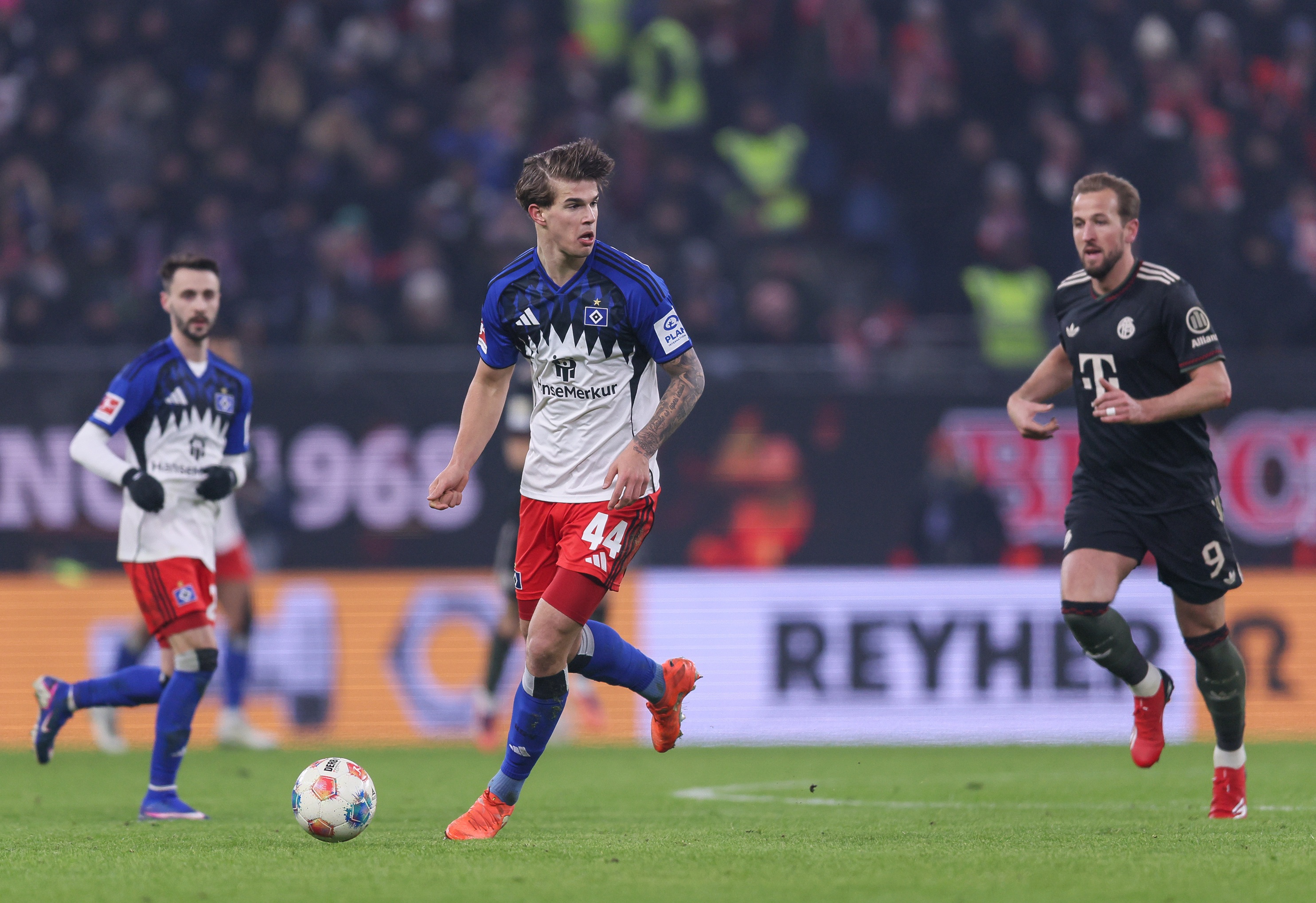 Luka Vuskovic dribbles with the ball during Hamburg game.
