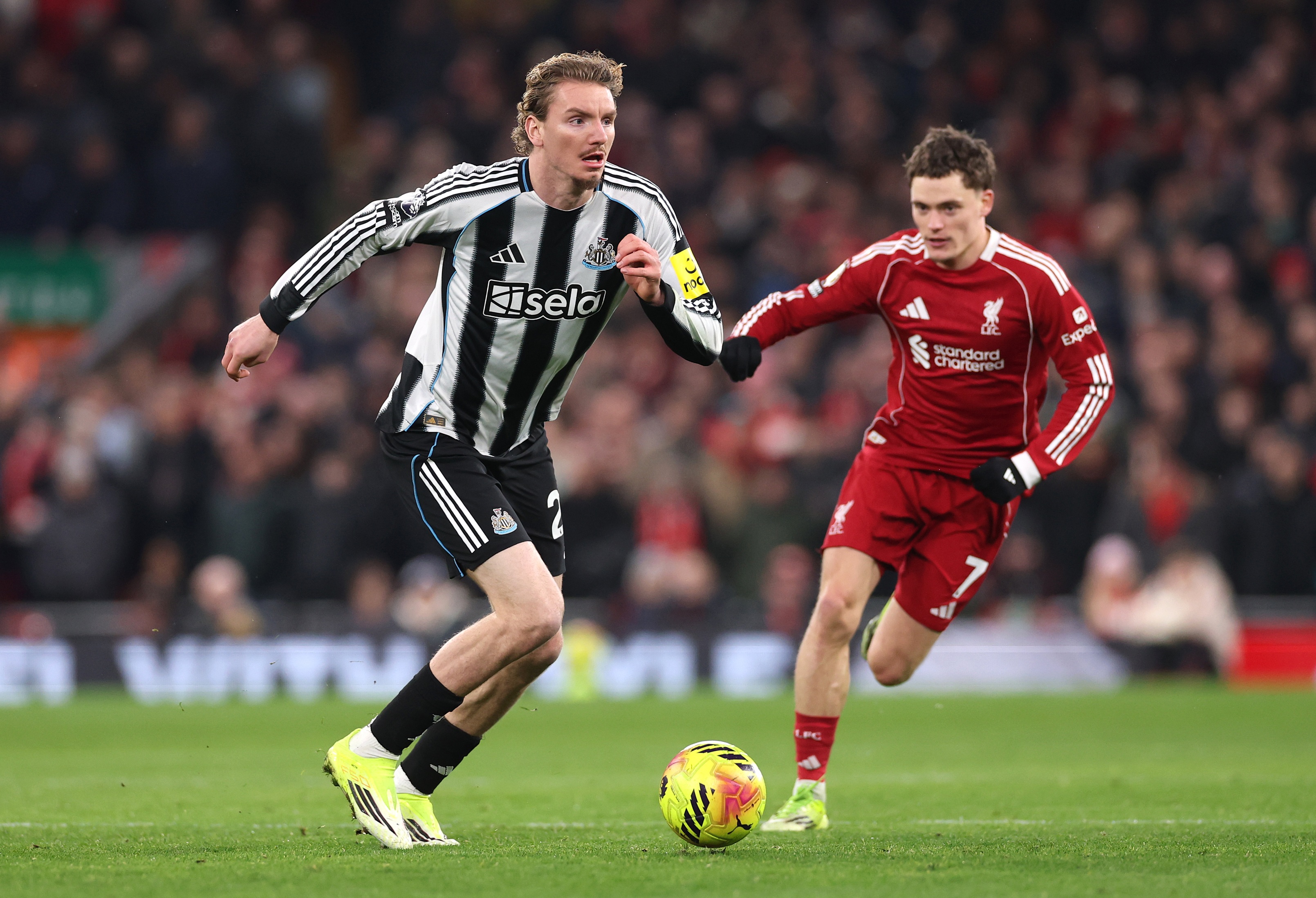 Nick Woltemade dribbles with the ball past Florian Wirtz.