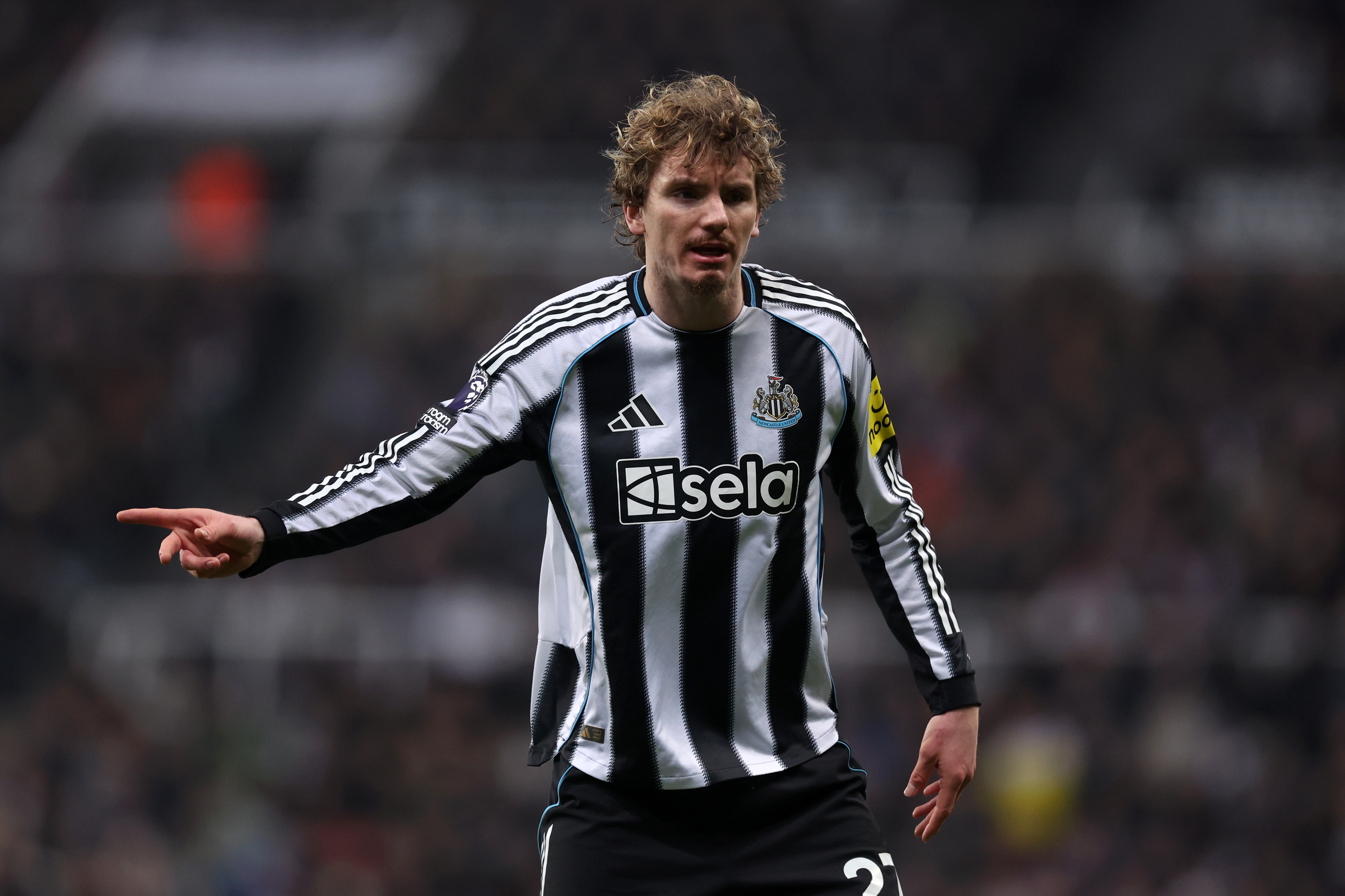 Nick Woltemade points with his right hand.