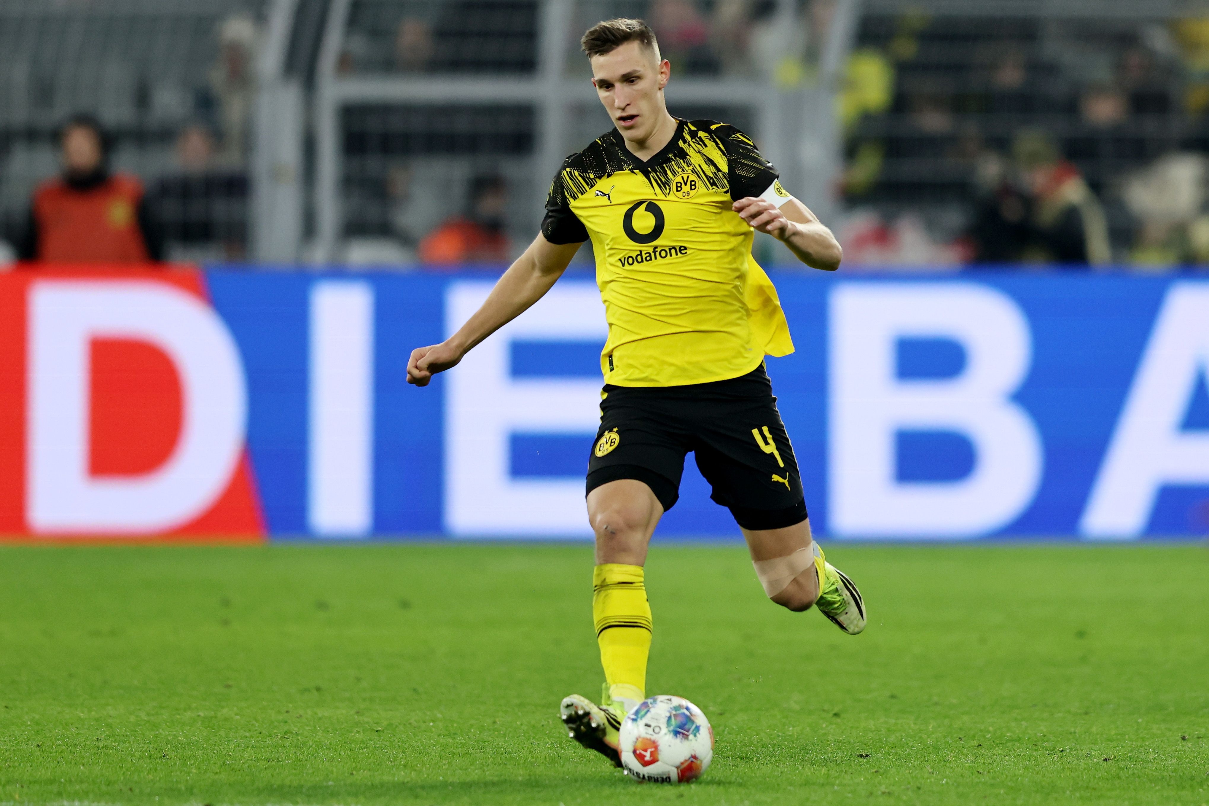Nico Schlotterbeck plays a pass during Dortmund game.