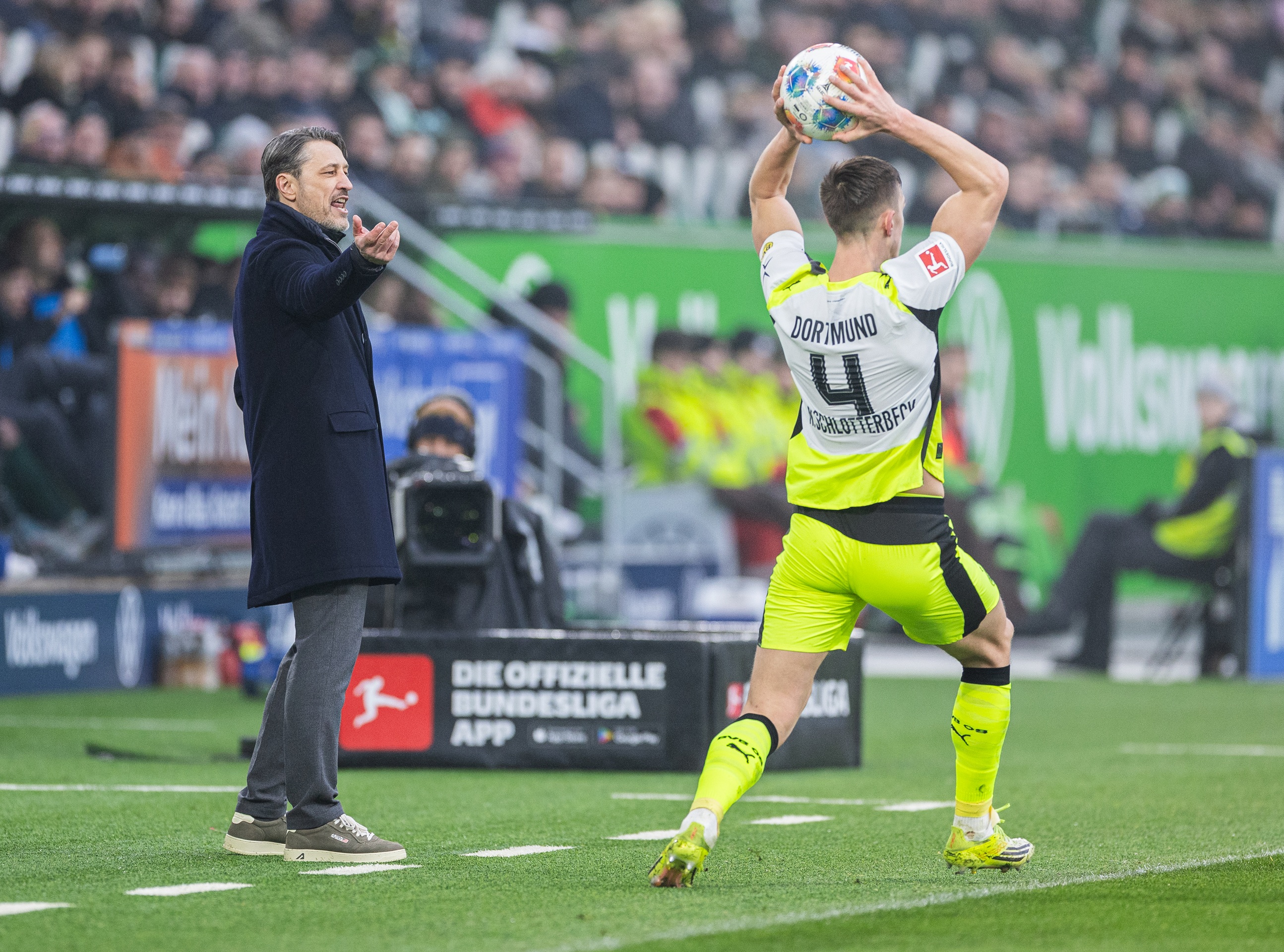 Nico Schlotterbeck does a throw-in during Dortmund game.