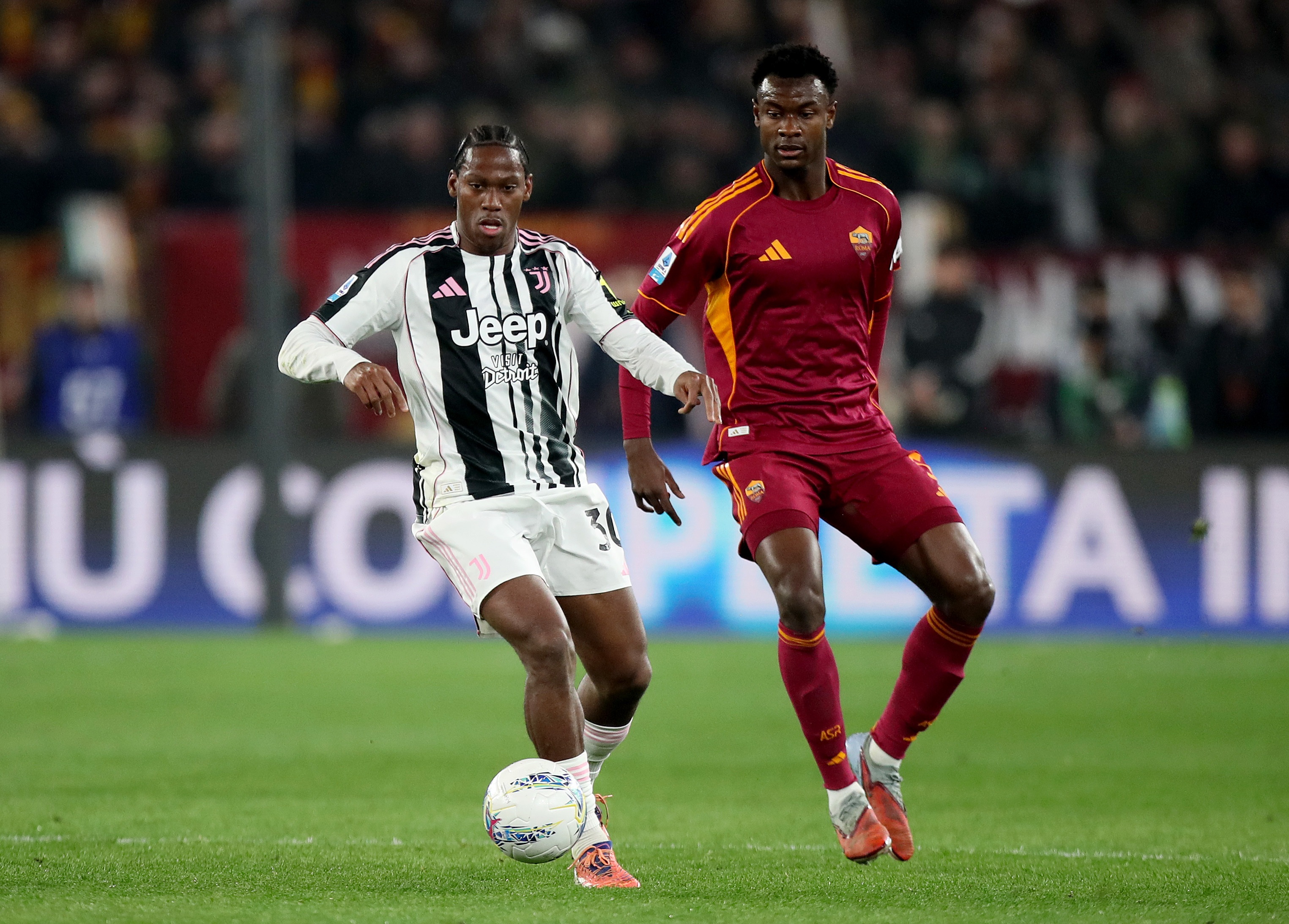 Jonathan David dribbles with the ball.