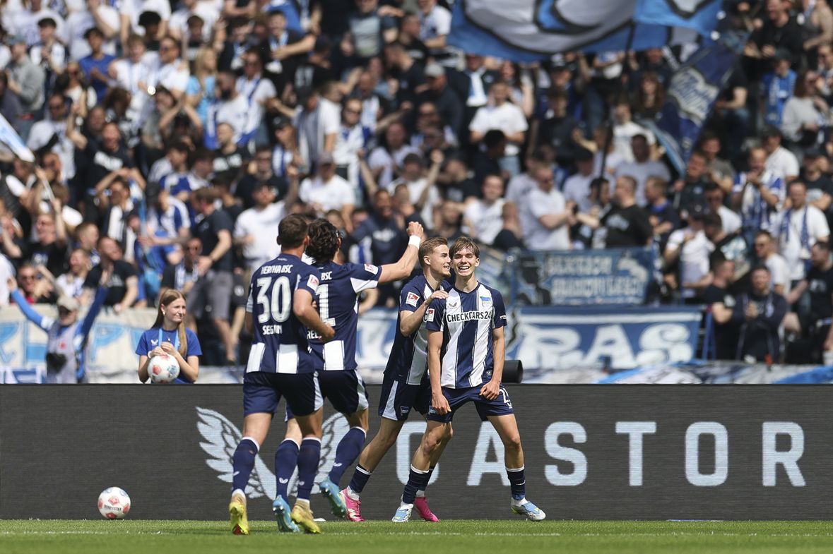 Kennet Eichhorn celebrates with Hertha teammates.
