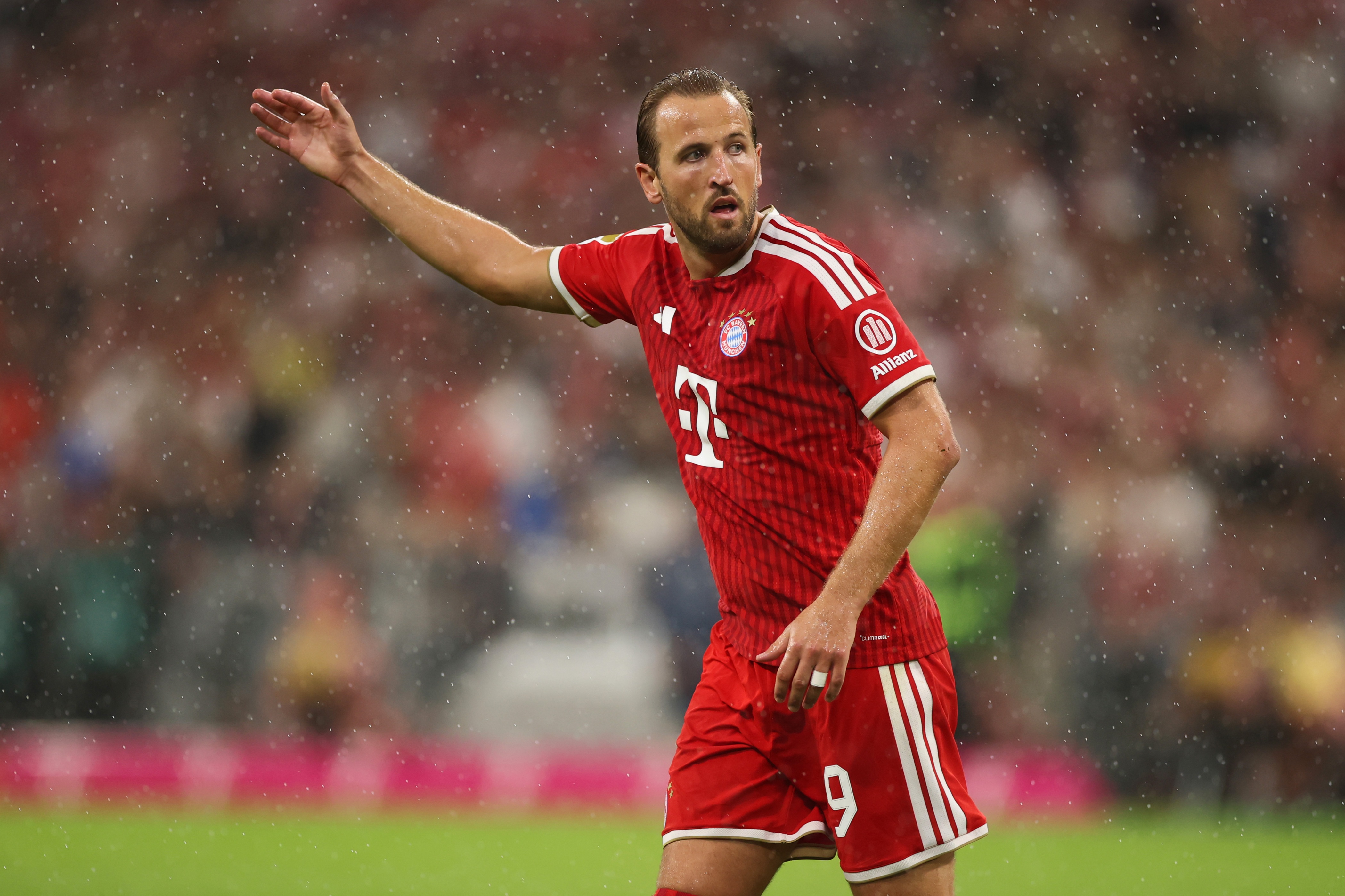 Harry Kane raises his arm during Bayern Munich game.