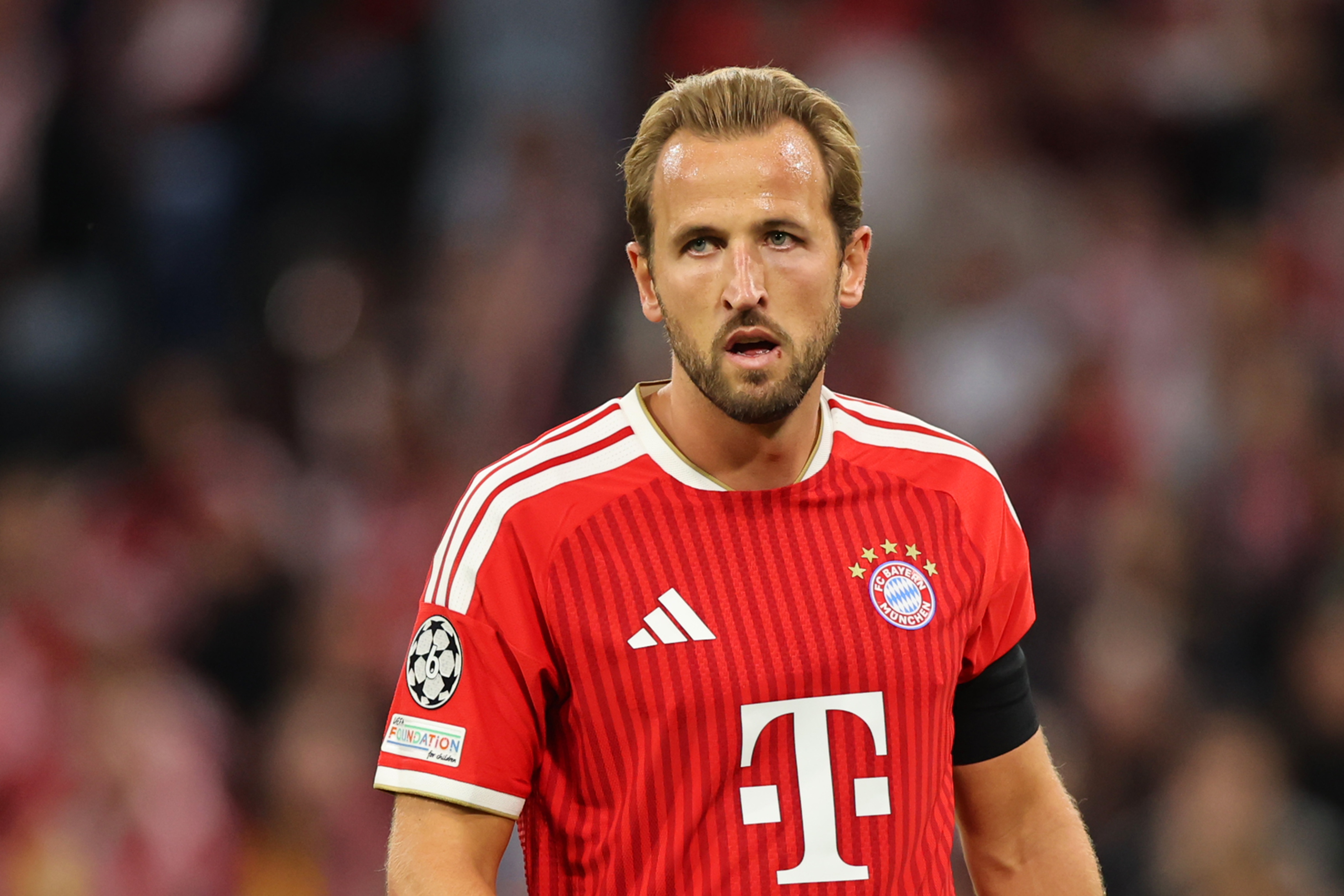 Harry Kane stands and looks on during Bayern Munich game.