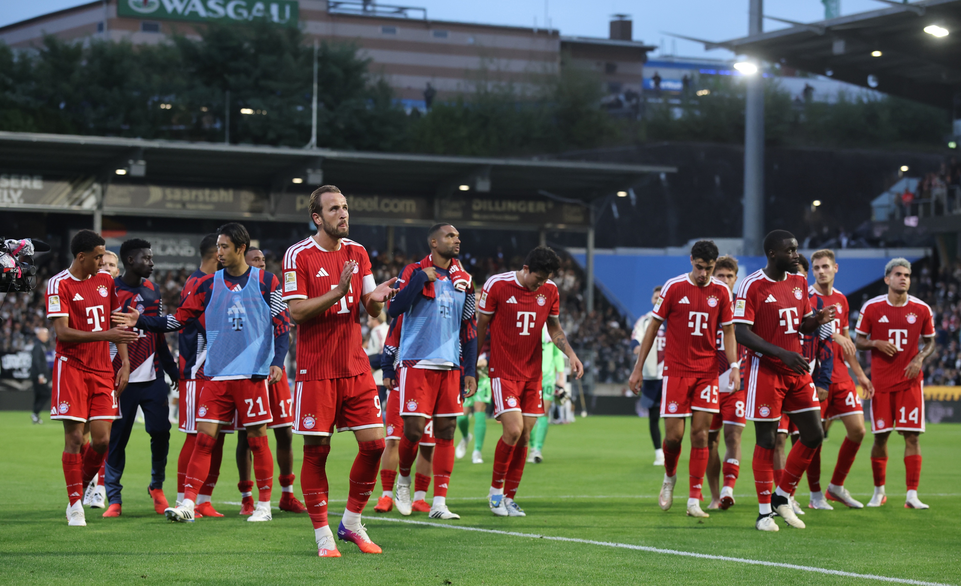 Harry Kane and his Bayern Munich teammates clap the fans.