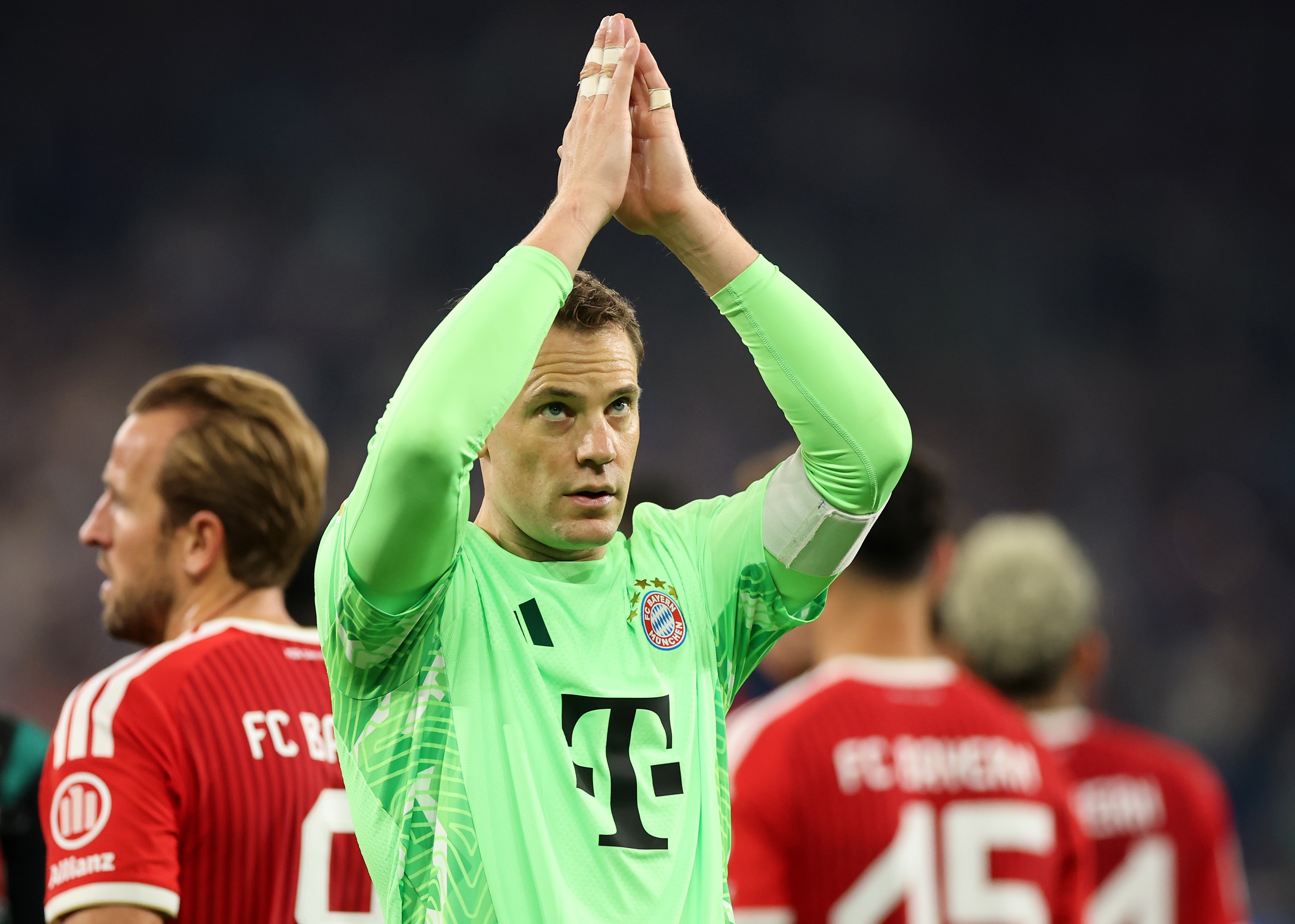 Bayern goalkeeper Manuel Neuer claps his hands.