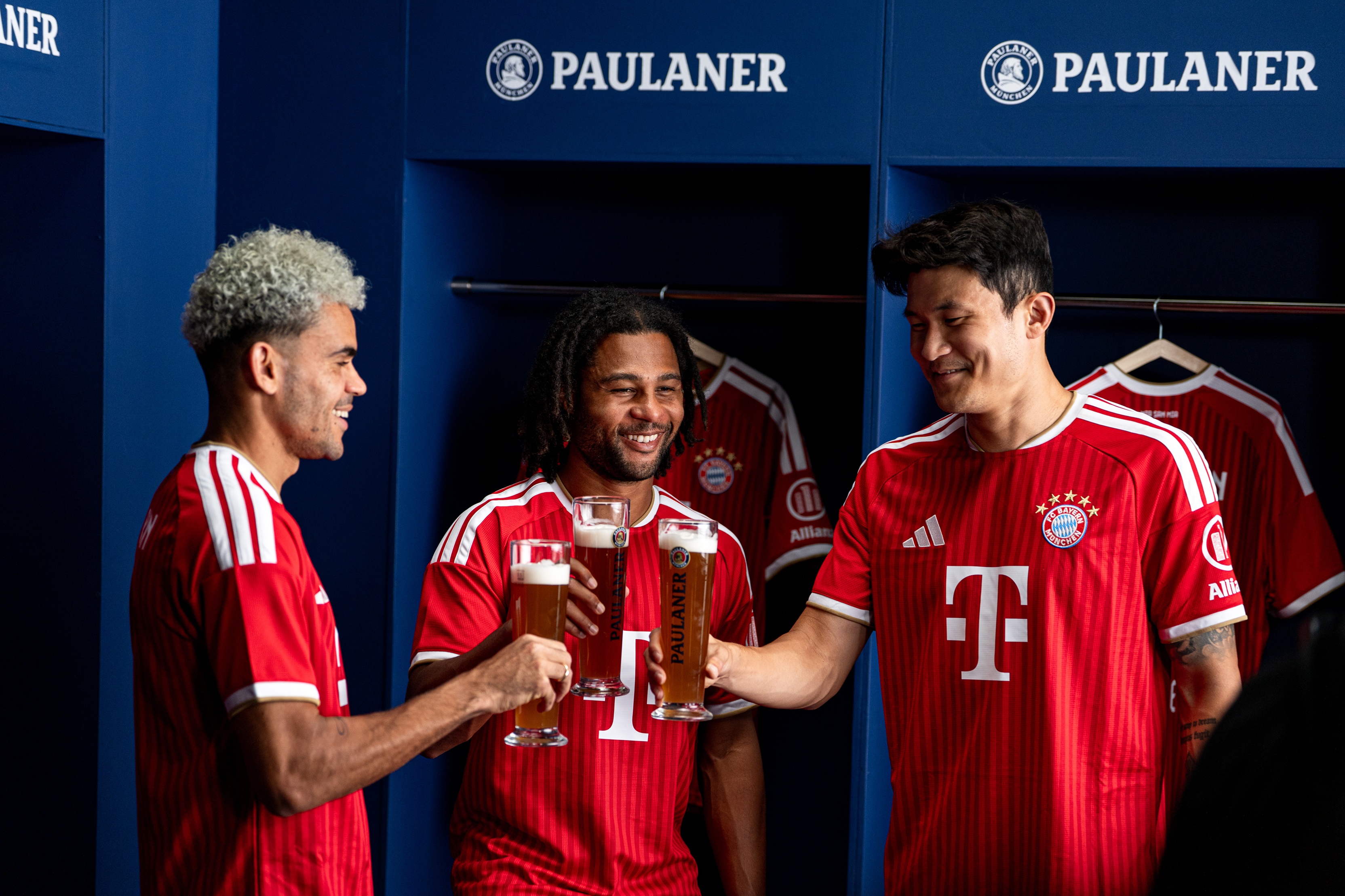 Min-jae Kim cheers Luis Diaz and Serge Gnabry's beer glasses.
