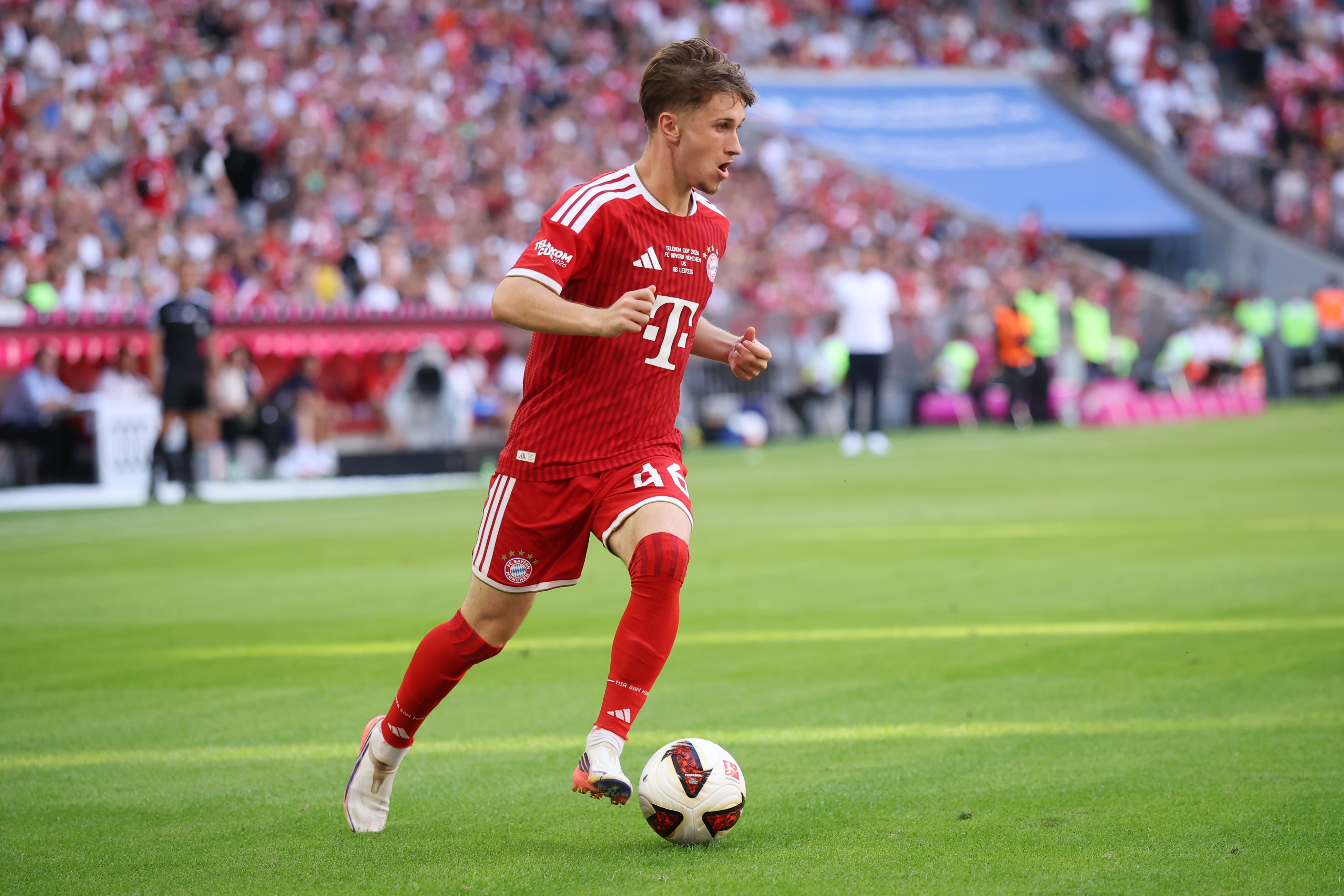 Bayern winger Tim Binder dribbles with the ball.