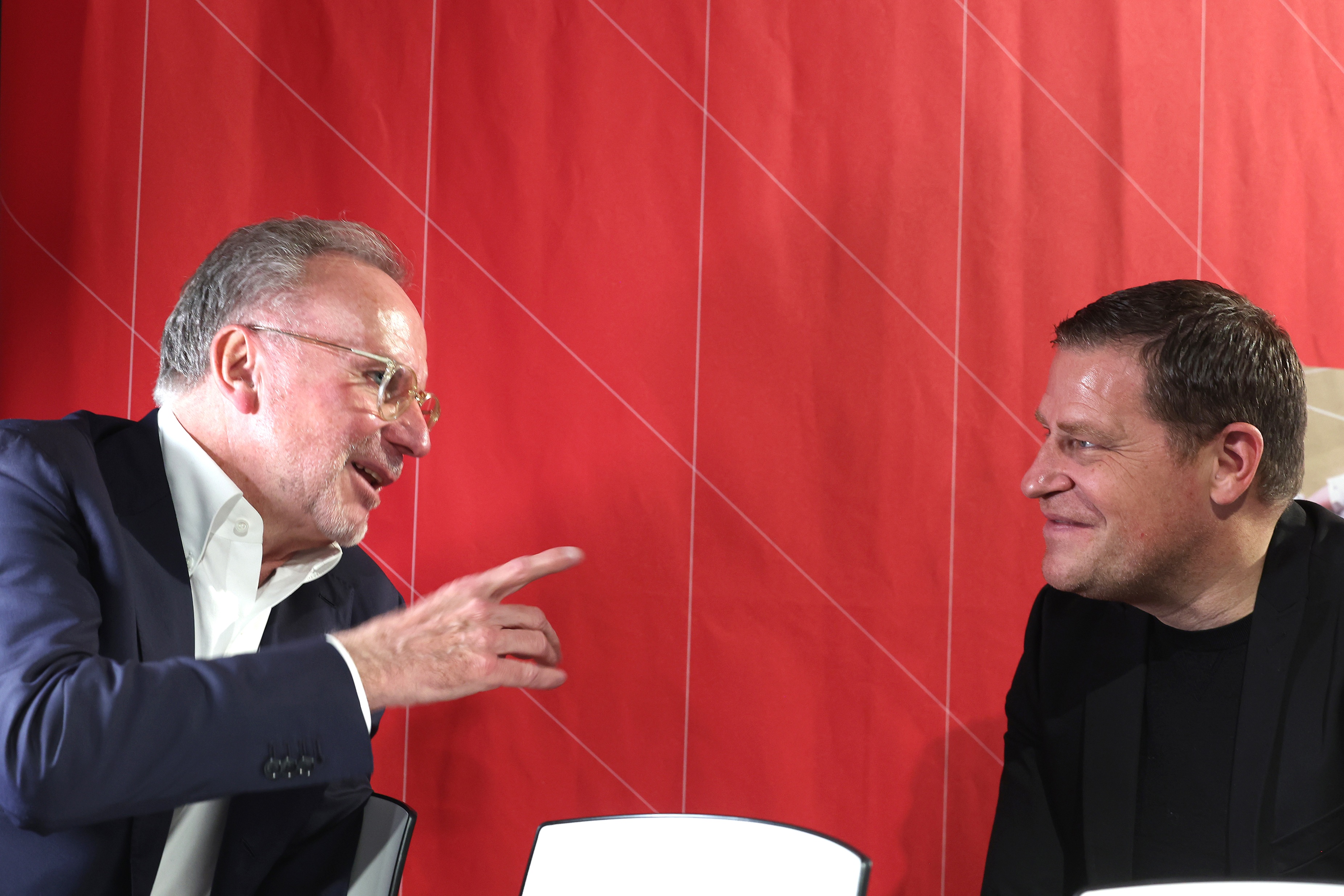 Karl-Heinz Rummenigge talks to Max Eberl.