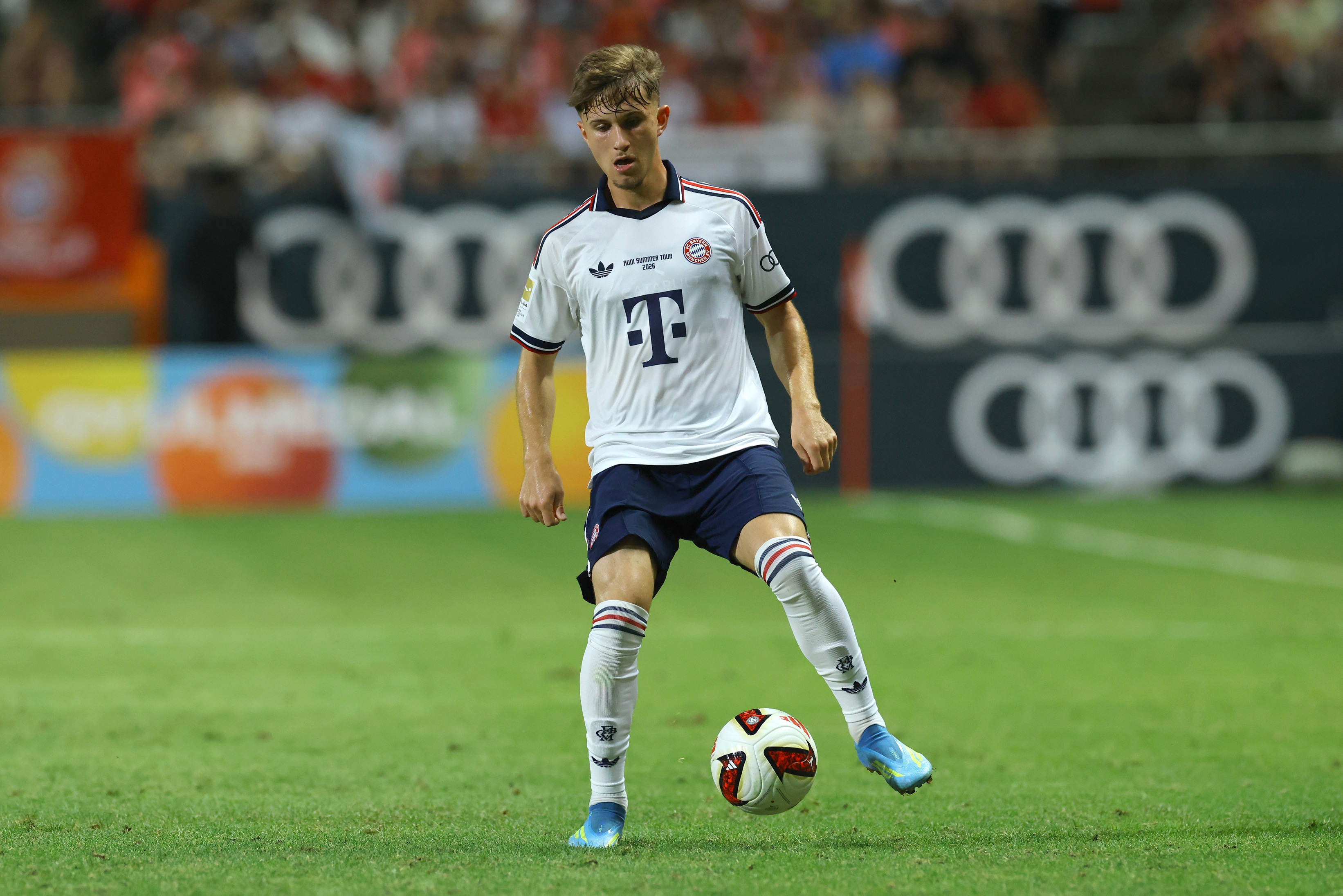 Bayern Munich winger Tim Binder receives the ball.